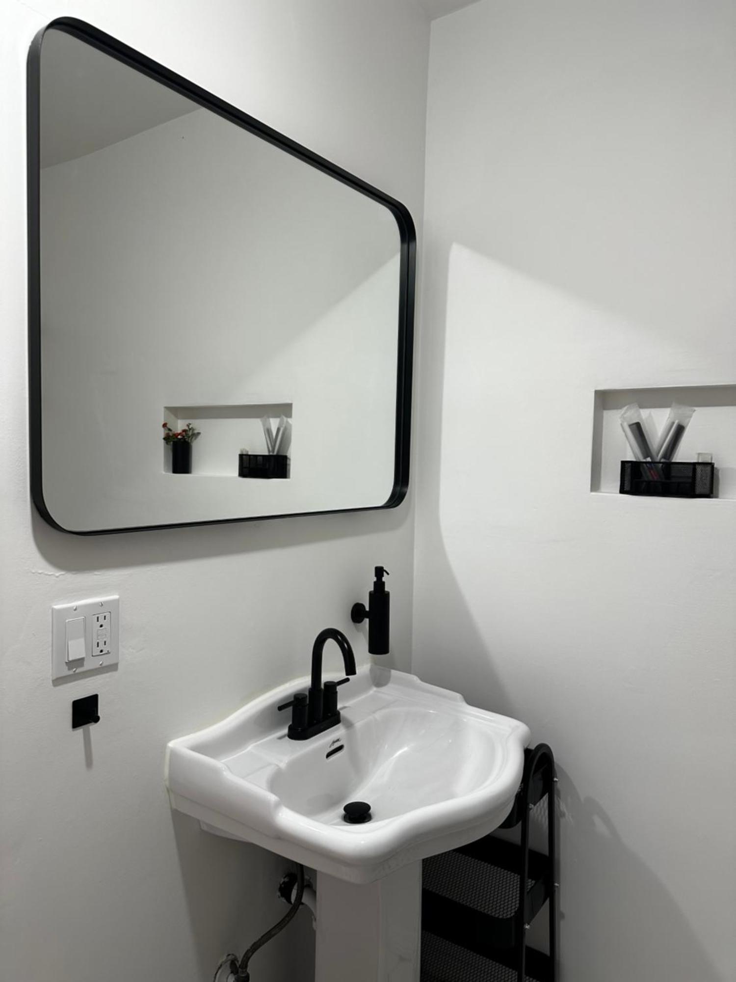 Villa Modern, Remodeled Echo Park House-walk To Sunset Blvd, Dodgers Stadium, Shops, Bars, Restaurants, Lake, Concerts *